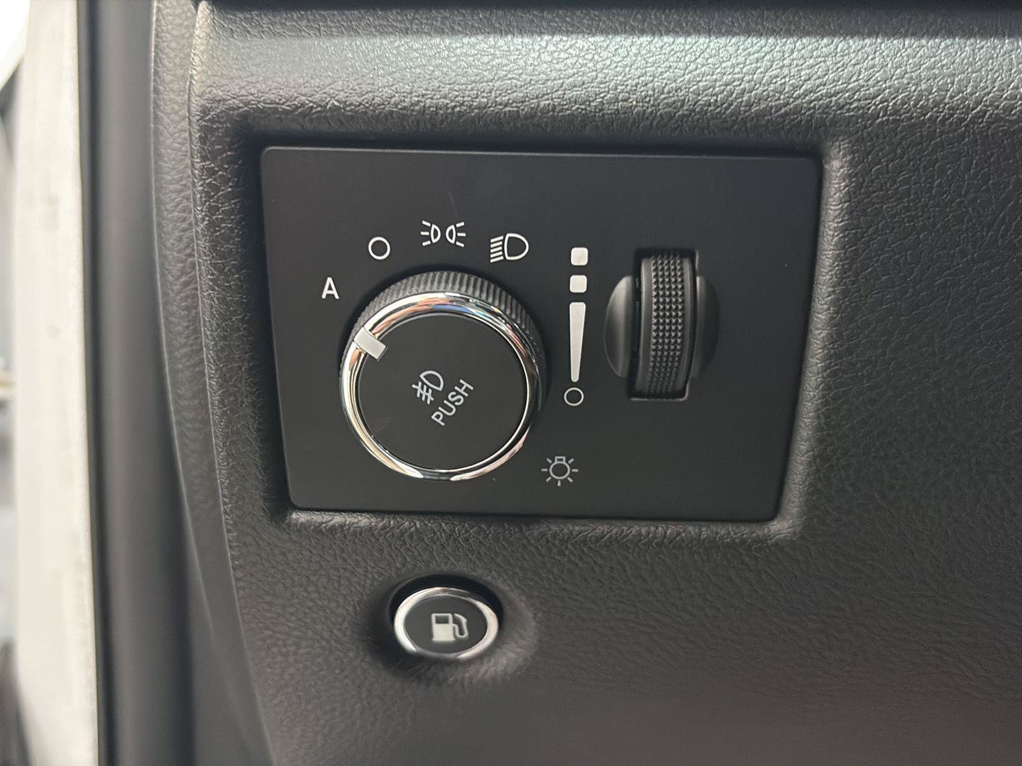 Used 2020 Jeep Grand Cherokee Altitude AWD/4WD image 7