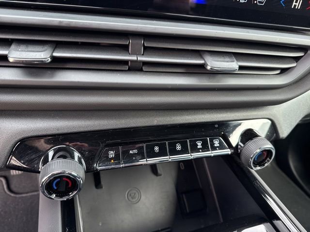 Used 2025 Chevrolet Silverado EV LT image 27