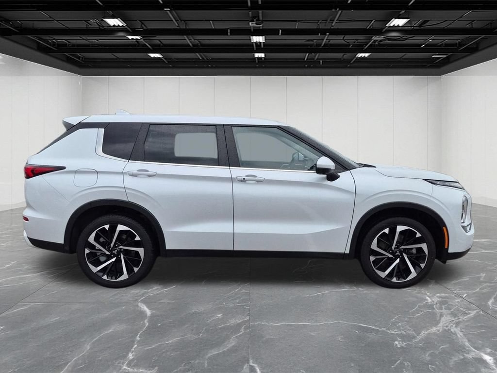 Used 2023 Mitsubishi Outlander SE AWD/4WD image 6