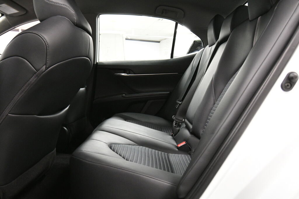 Used 2024 Toyota Camry SE image 19