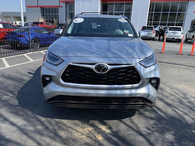 Used 2021 Toyota Highlander XLE image 3