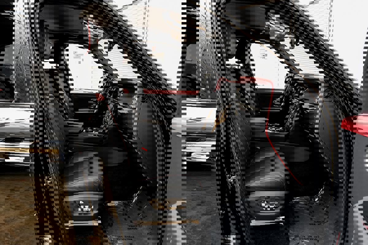 Used 2022 Rolls-Royce Cullinan Black Badge w/ Dark Exterior Package image 30