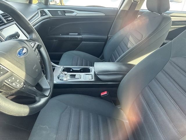Used 2017 Ford Fusion SE w/ Fusion SE Technology Package image 9