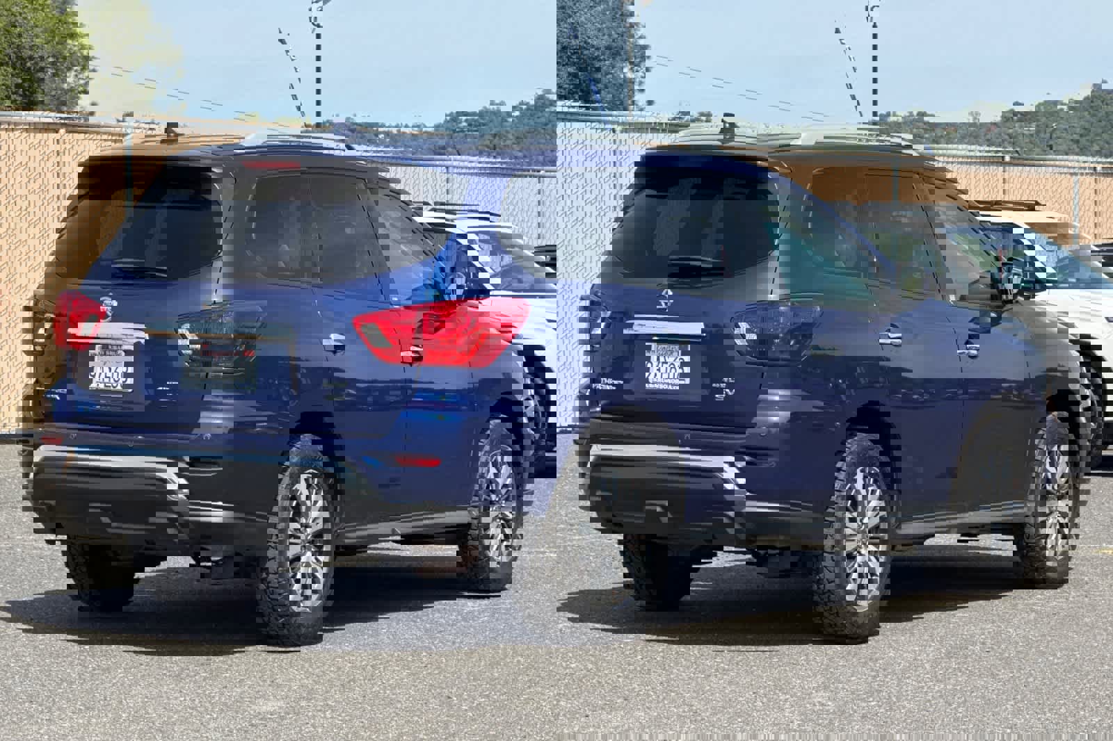 Used 2020 Nissan Pathfinder SV image 3