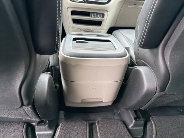 Used 2023 Chrysler Pacifica Touring-L image 28