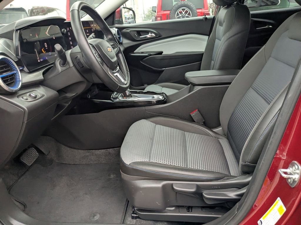 Used 2025 Chevrolet Trax LT w/ LT Convenience Package FWD image 11
