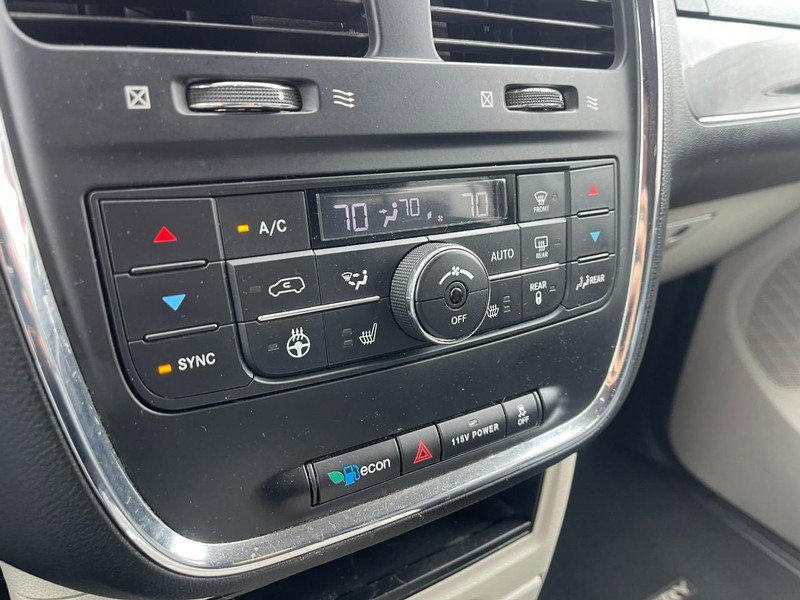 Used 2016 Chrysler Town & Country Touring w/ Driver Convenience Group image 29