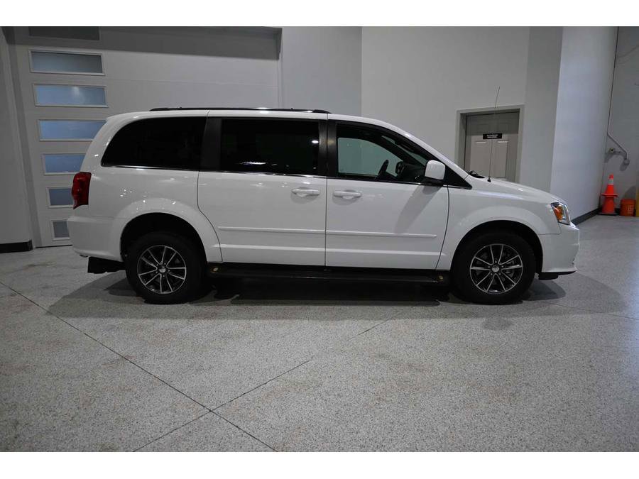 Used 2017 Dodge Grand Caravan SXT FWD image 5