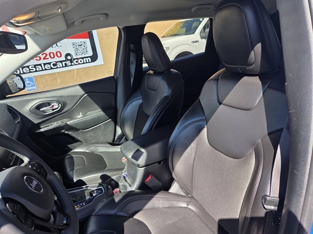 Used 2020 Jeep Cherokee Latitude Plus AWD/4WD image 4