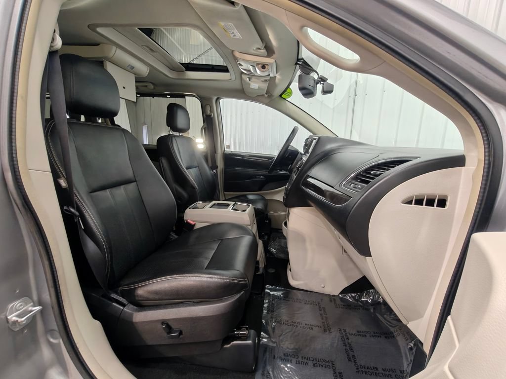 Used 2016 Chrysler Town & Country Touring-L FWD image 24