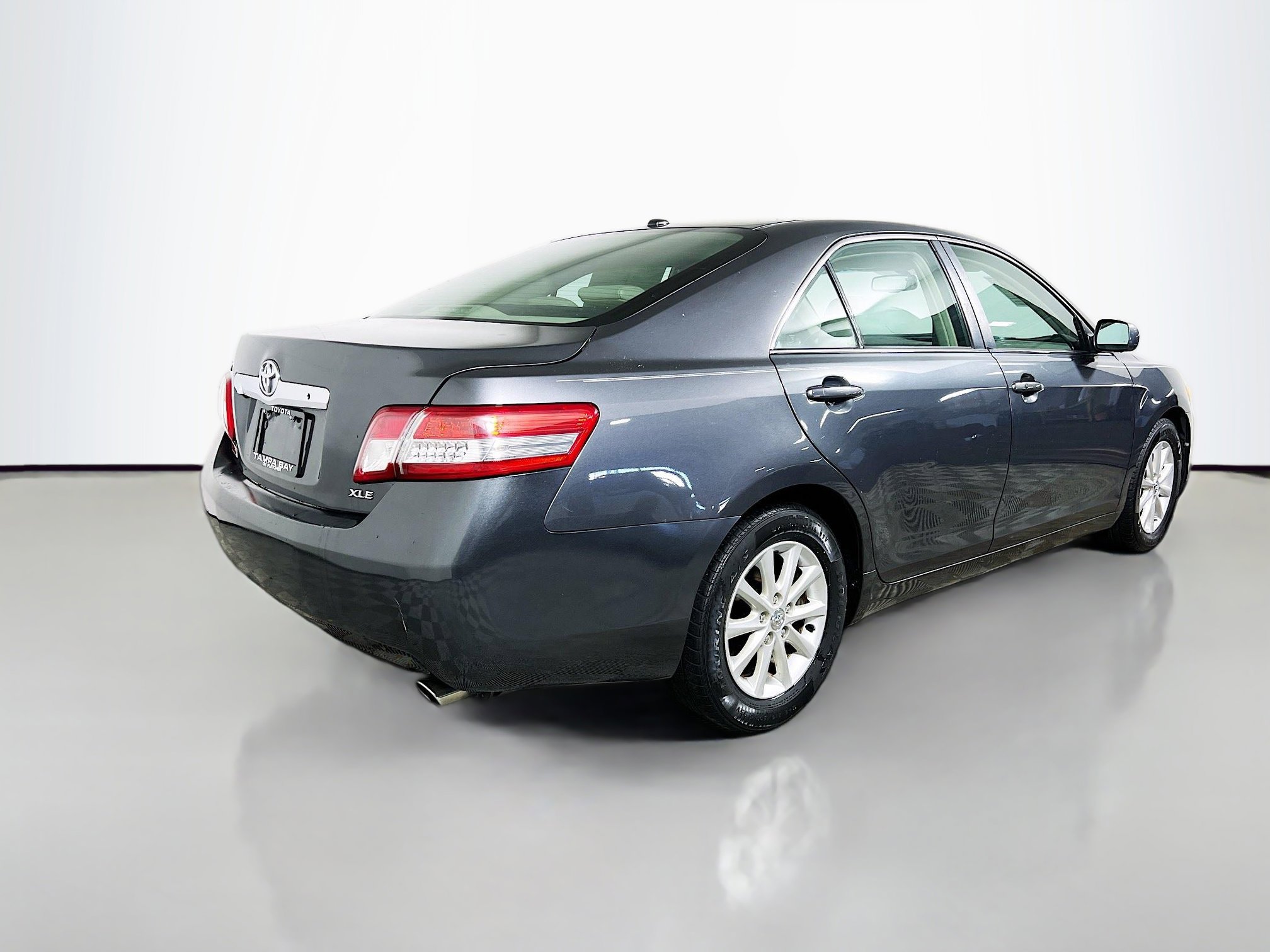 Used 2011 Toyota Camry XLE w/ SE/XLE Extra-Value Pkg image 4