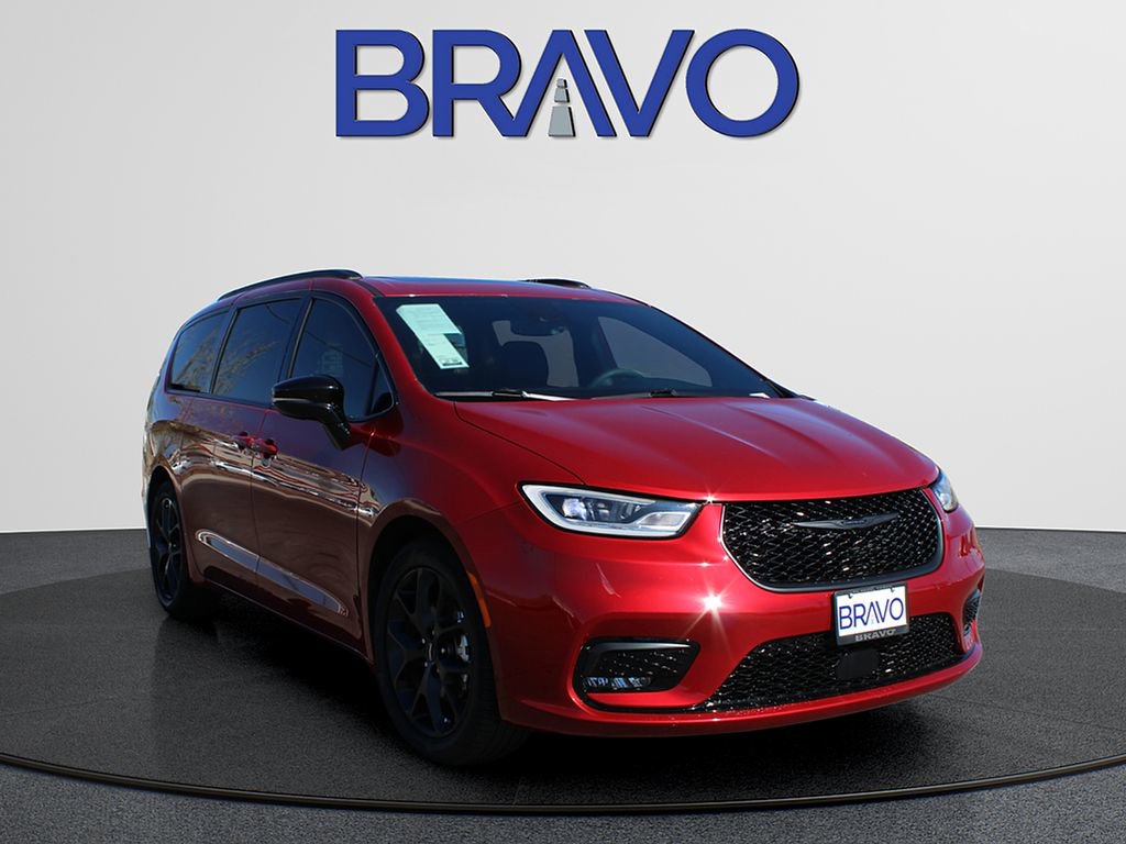 Used 2025 Chrysler Pacifica Limited image 3