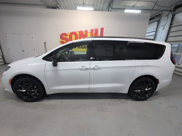 New 2026 Chrysler Pacifica Select image 2