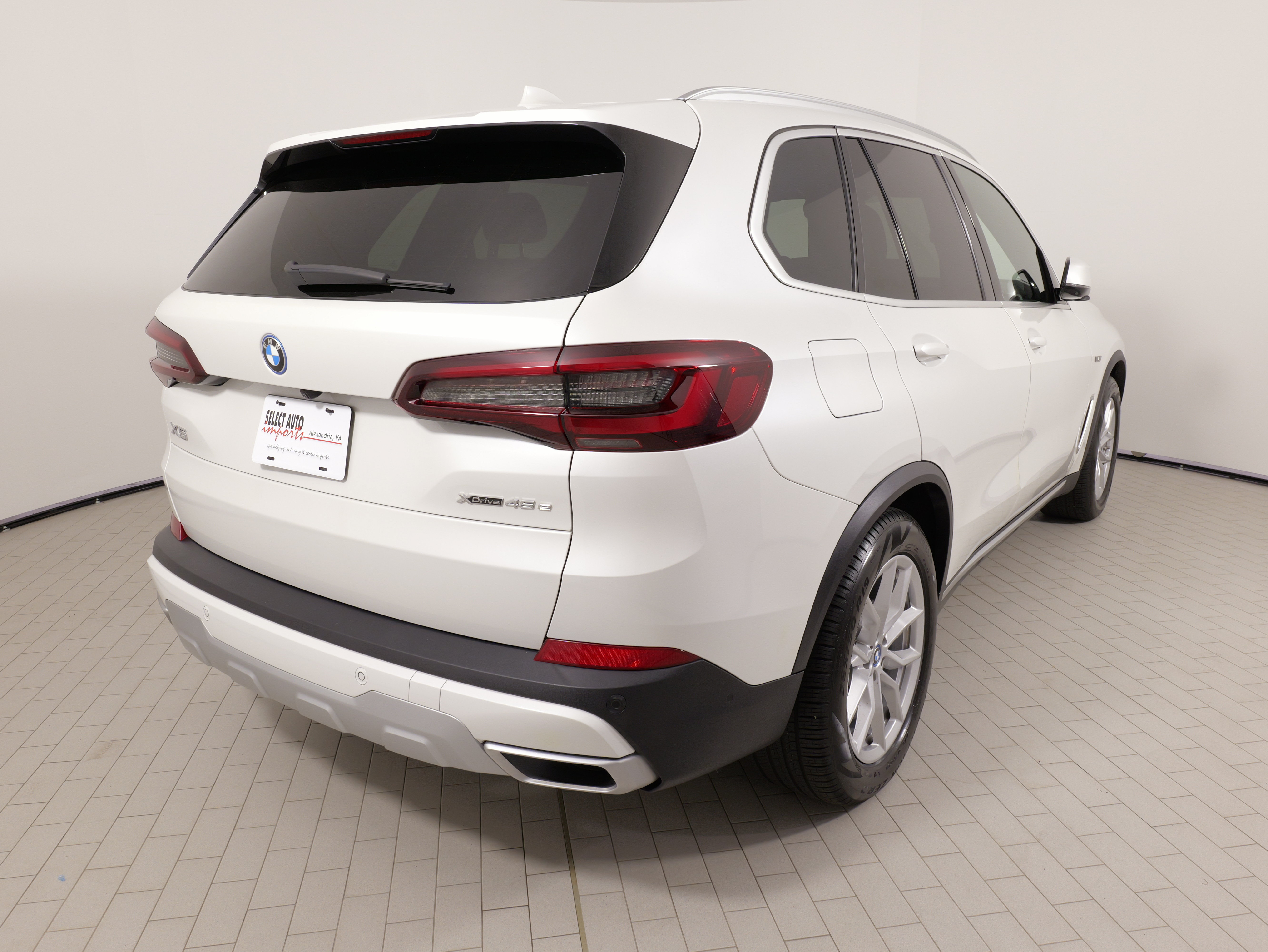 Used 2022 BMW X5 xDrive45e w/ Parking Assistance Package AWD/4WD image 14