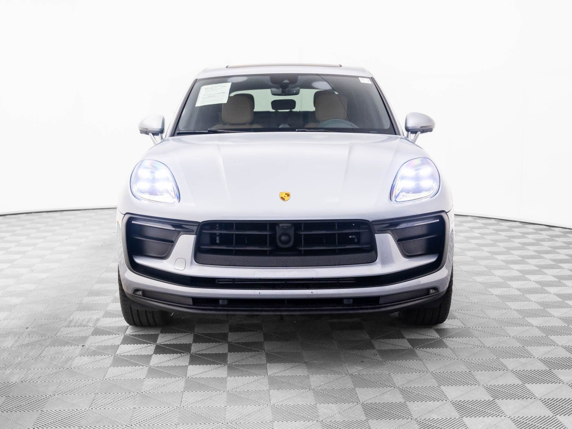 Certified 2025 Porsche Macan image 9