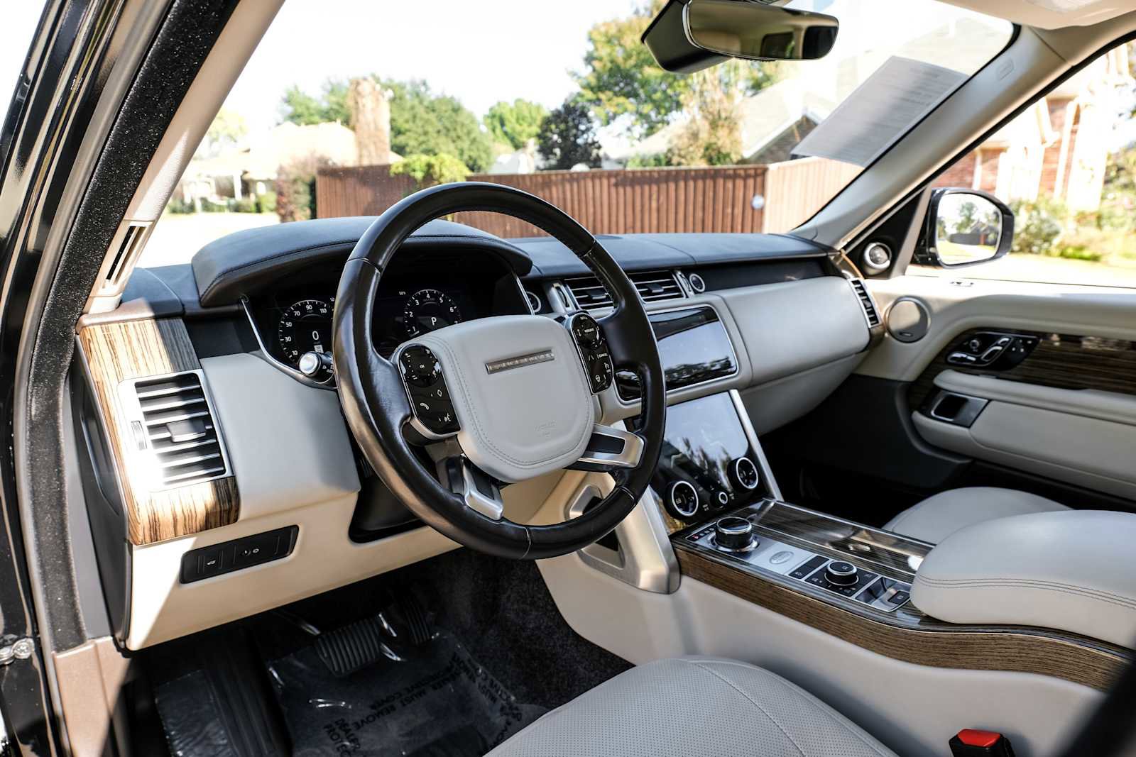 Used 2019 Land Rover Range Rover Long Wheelbase Supercharged image 3