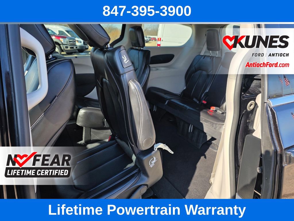 Used 2024 Chrysler Pacifica Touring-L image 23