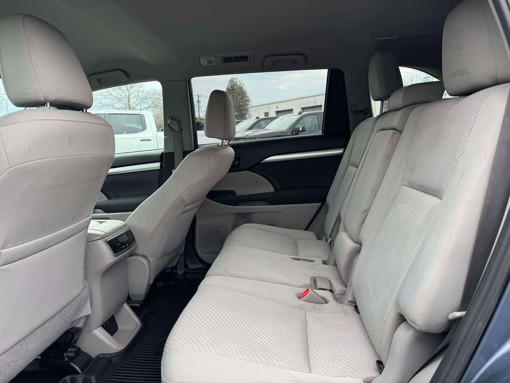 Used 2019 Toyota Highlander LE image 11
