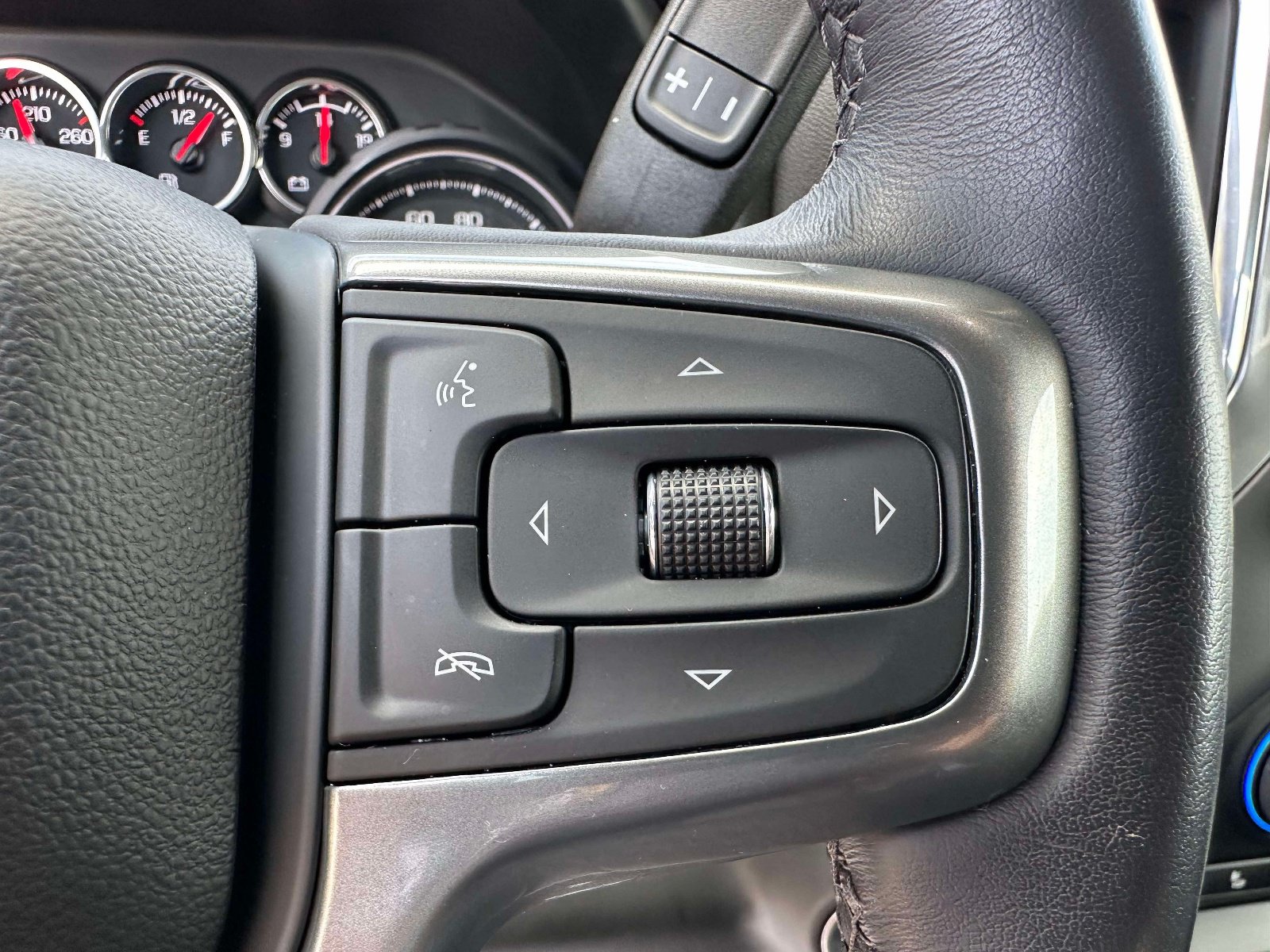 Used 2022 Chevrolet Silverado 1500 LT AWD/4WD image 14