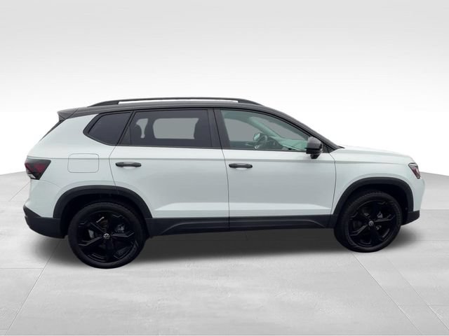 Used 2025 Volkswagen Taos SE AWD/4WD image 7