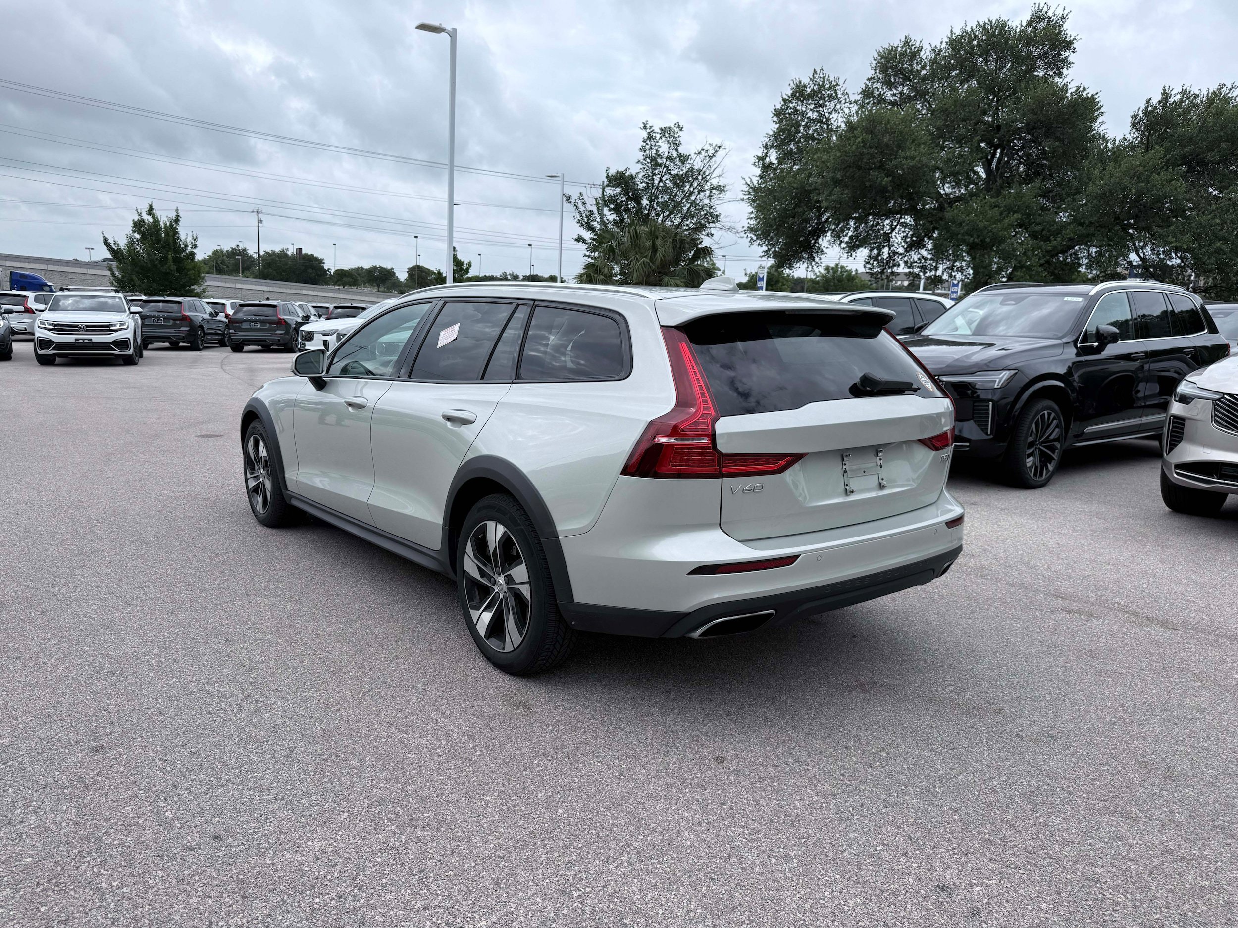 Used 2020 Volvo V60 T5 Cross Country AWD/4WD image 4