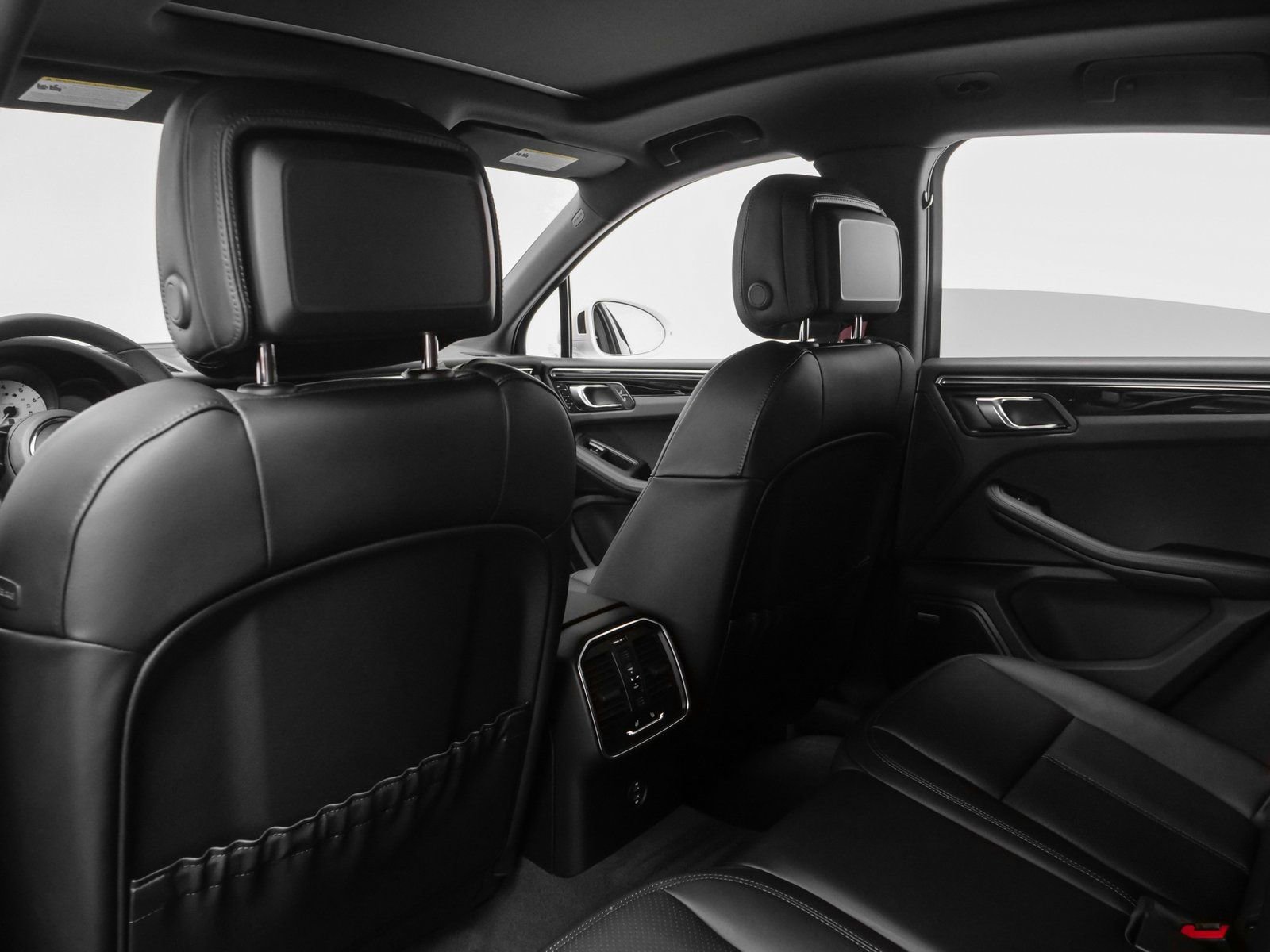 Certified 2025 Porsche Macan AWD/4WD image 37