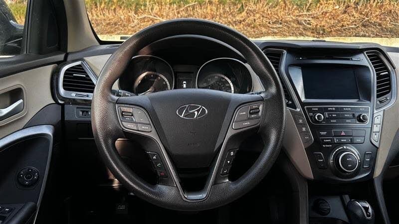 Used 2017 Hyundai Santa Fe SE AWD/4WD image 10