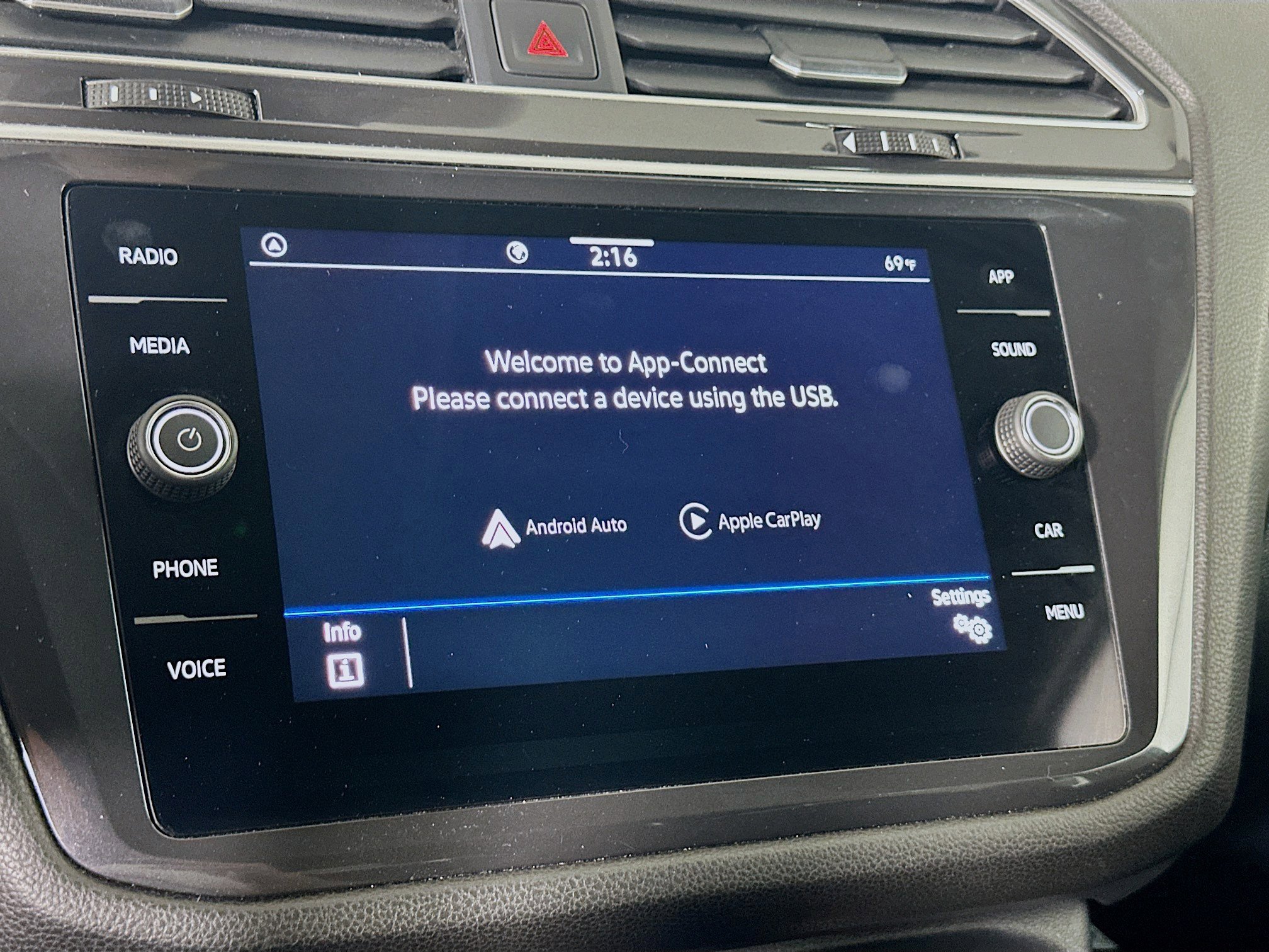 Used 2024 Volkswagen Tiguan SE image 21