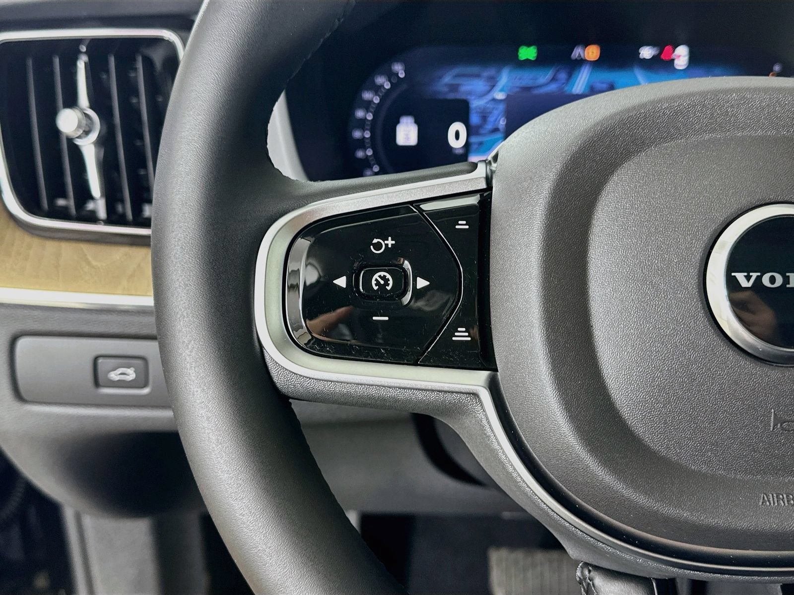 New 2026 Volvo XC60 B5 Plus w/ Protection Package Premier AWD/4WD image 17