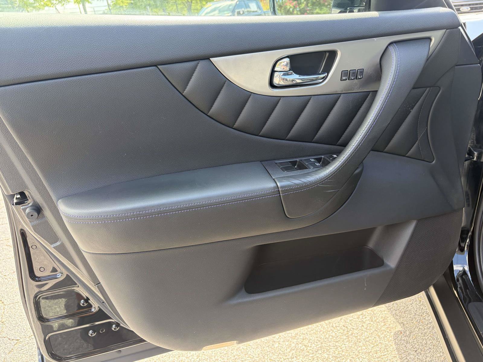 Used 2015 INFINITI QX70 AWD w/ Premium Package image 5