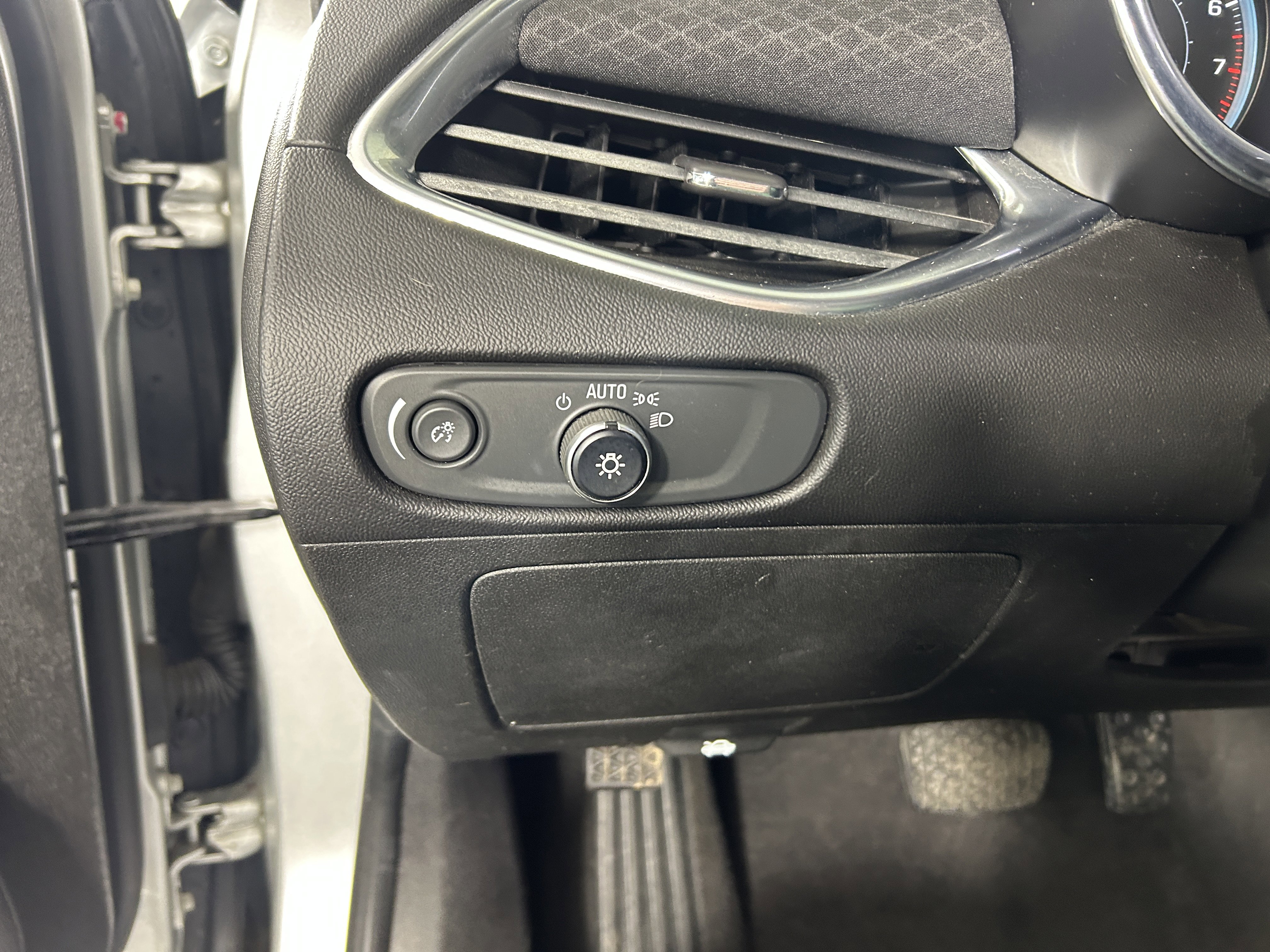 Used 2018 Chevrolet Malibu LT image 13