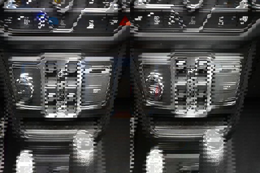 Used 2023 Jeep Wrangler Unlimited w/ Sun & Screen Package image 25