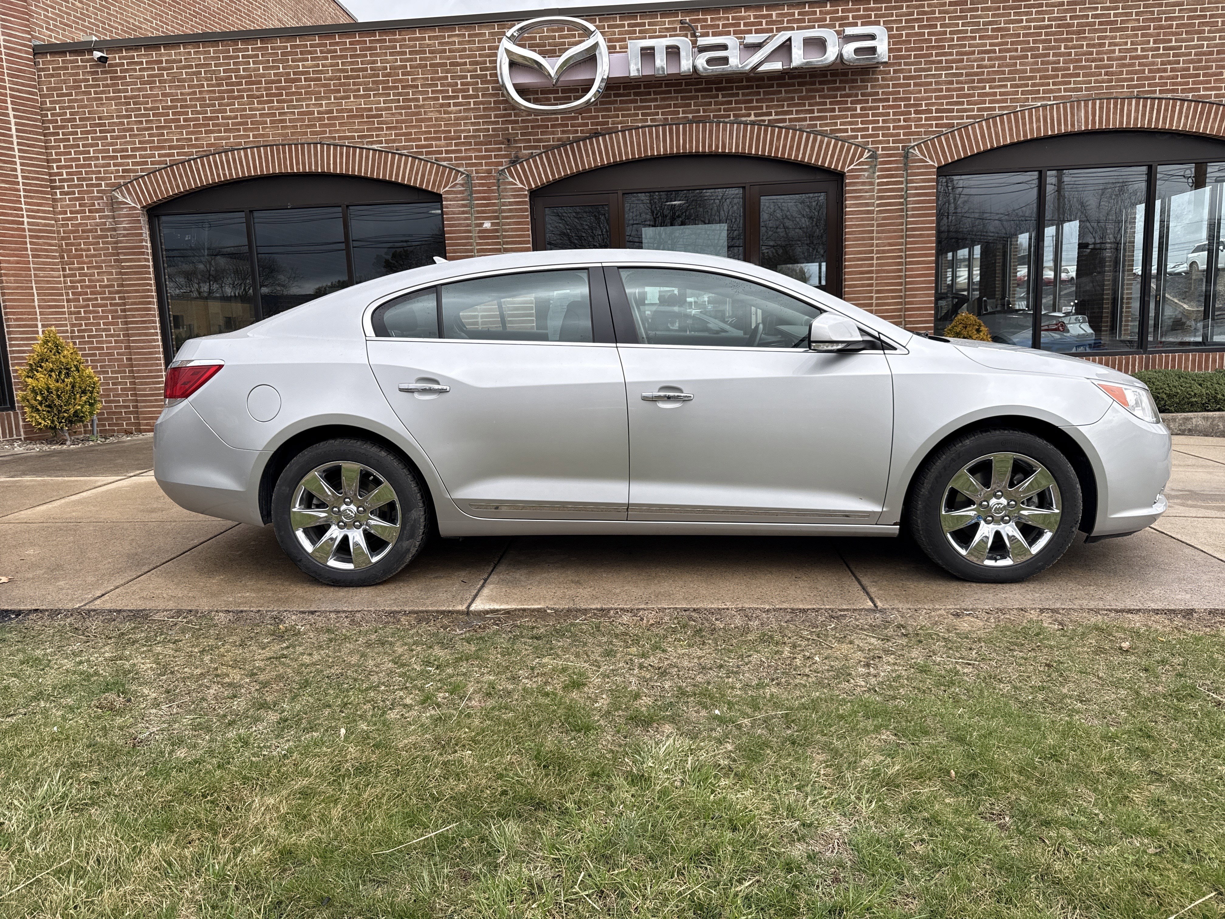 Used 2010 Buick LaCrosse CXL image 2
