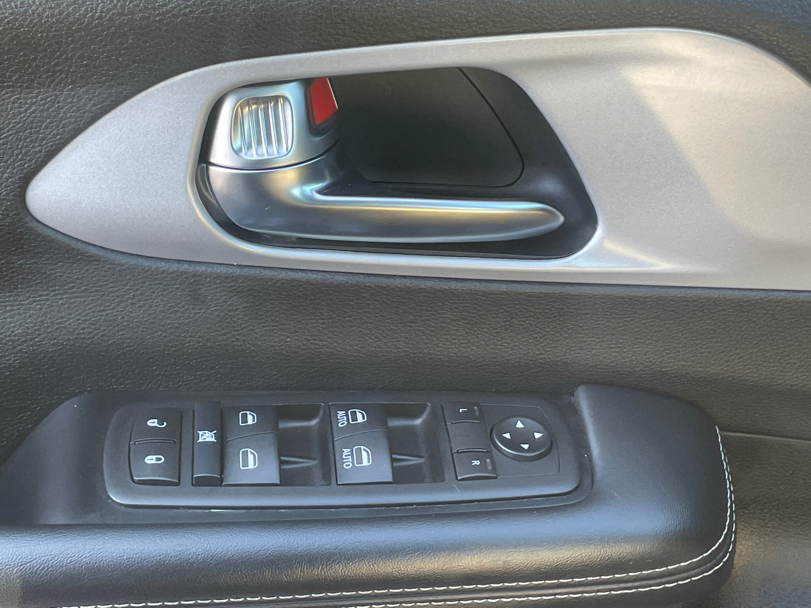 Used 2024 Chrysler Pacifica Touring FWD image 18