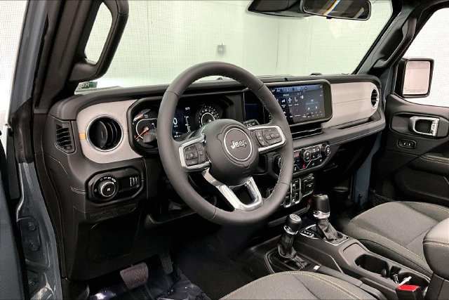 Used 2026 Jeep Wrangler Unlimited Sahara AWD/4WD image 17