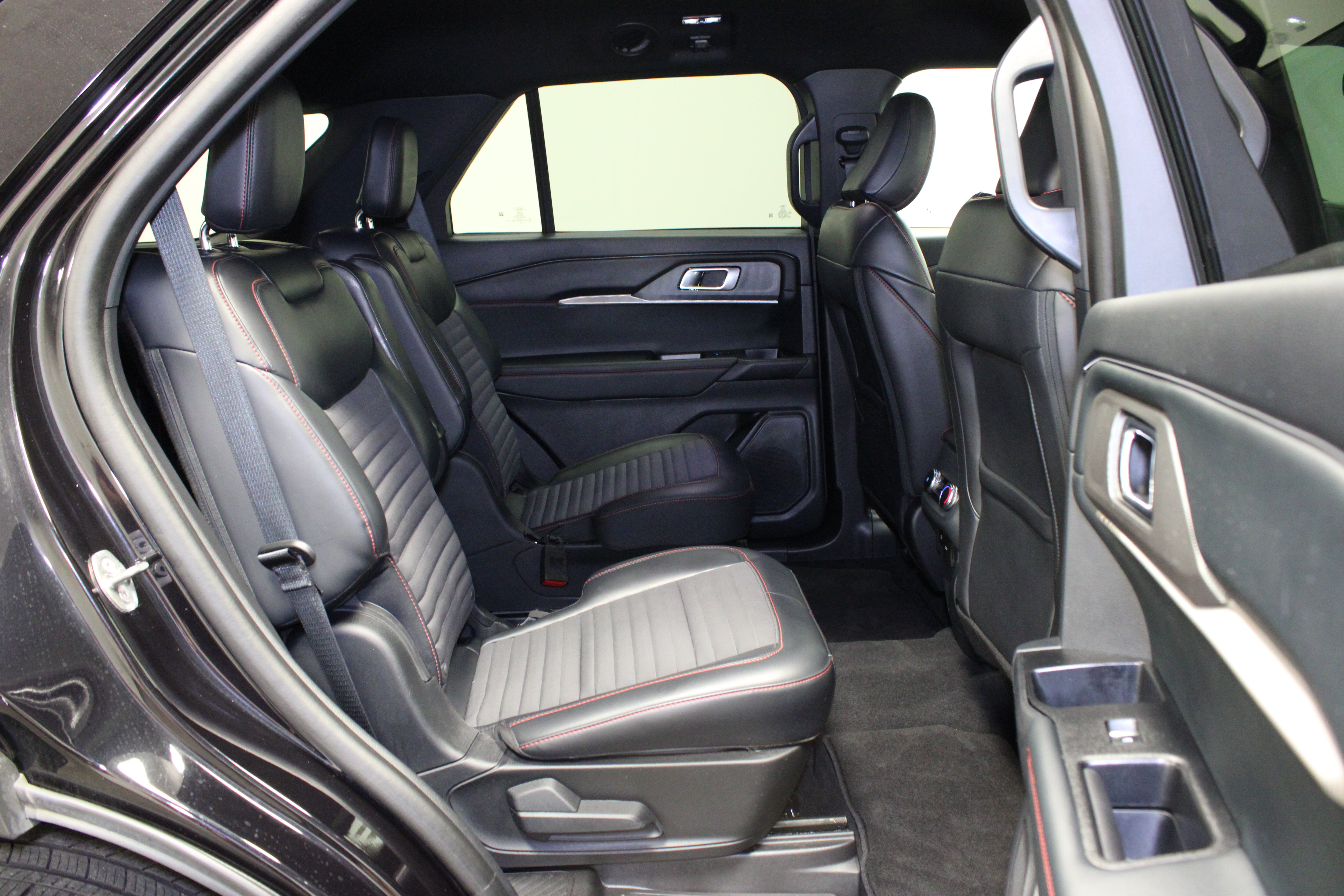 Used 2025 Ford Explorer ST-Line AWD/4WD image 17