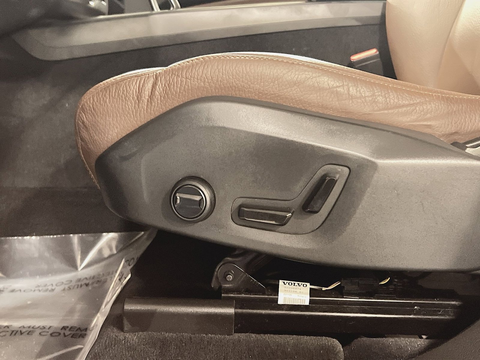 Certified 2023 Volvo XC60 B5 Plus w/ Climate Package image 14