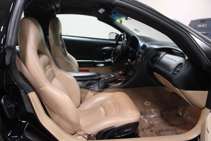 Used 2001 Chevrolet Corvette Coupe w/ Preferred Equipment Group1 RWD image 17