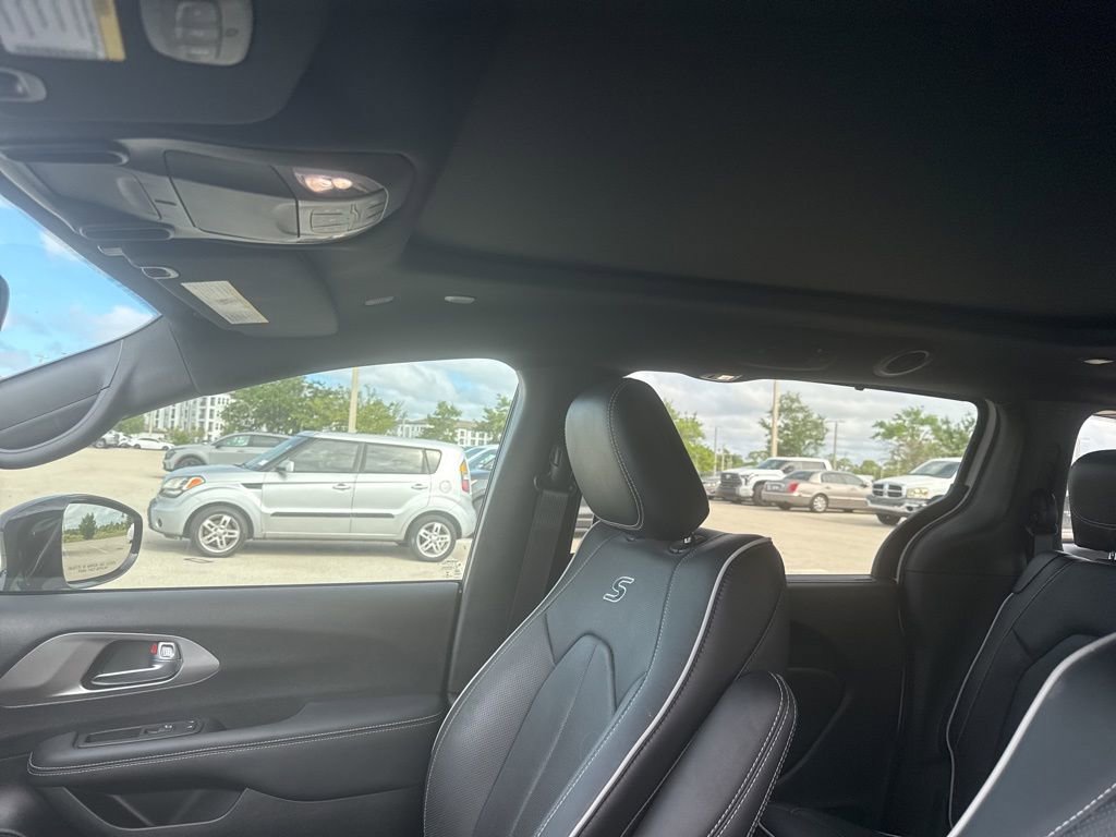 Used 2023 Chrysler Pacifica Limited w/ S Appearance Package image 14