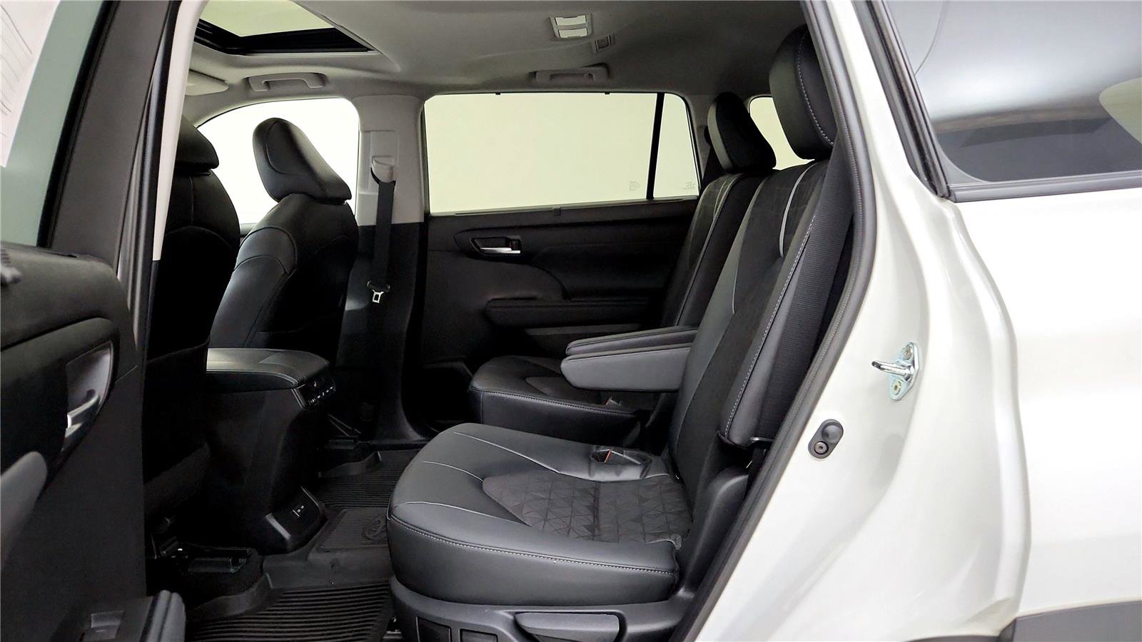 Certified 2024 Toyota Highlander XLE image 22