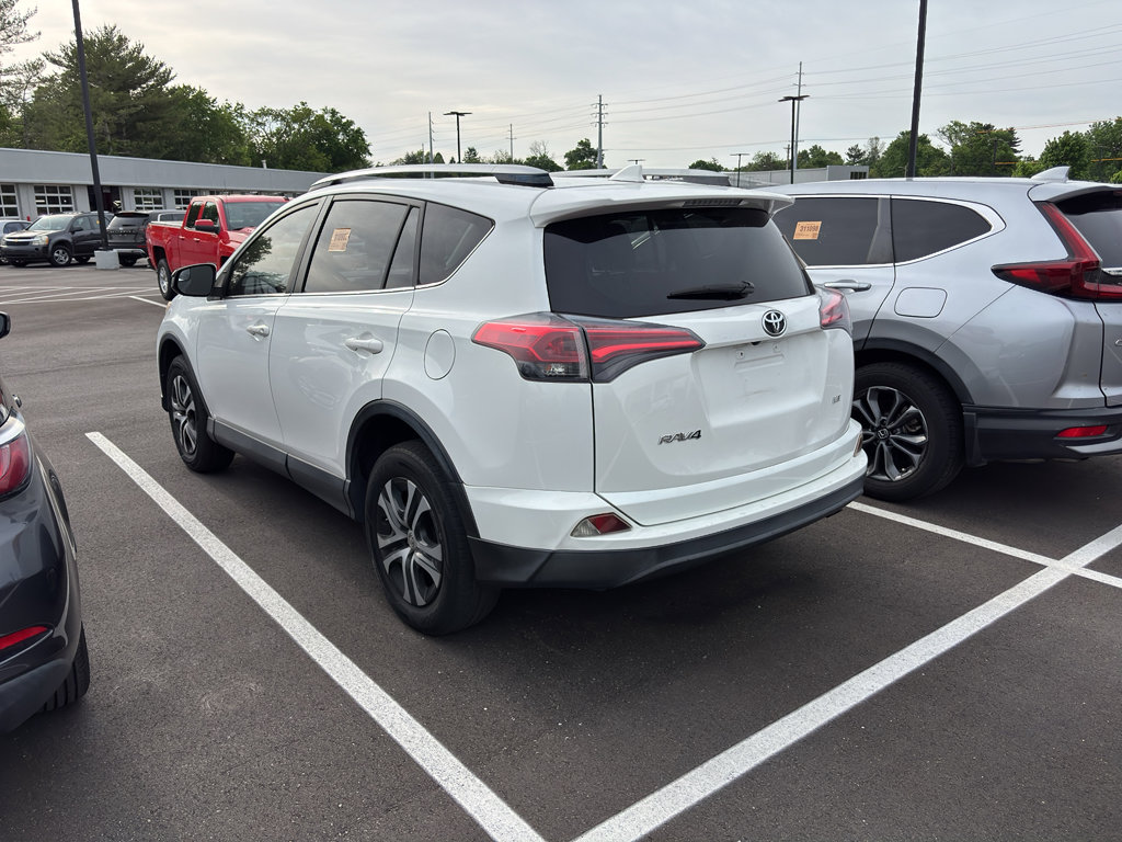 Used 2018 Toyota RAV4 LE FWD image 3