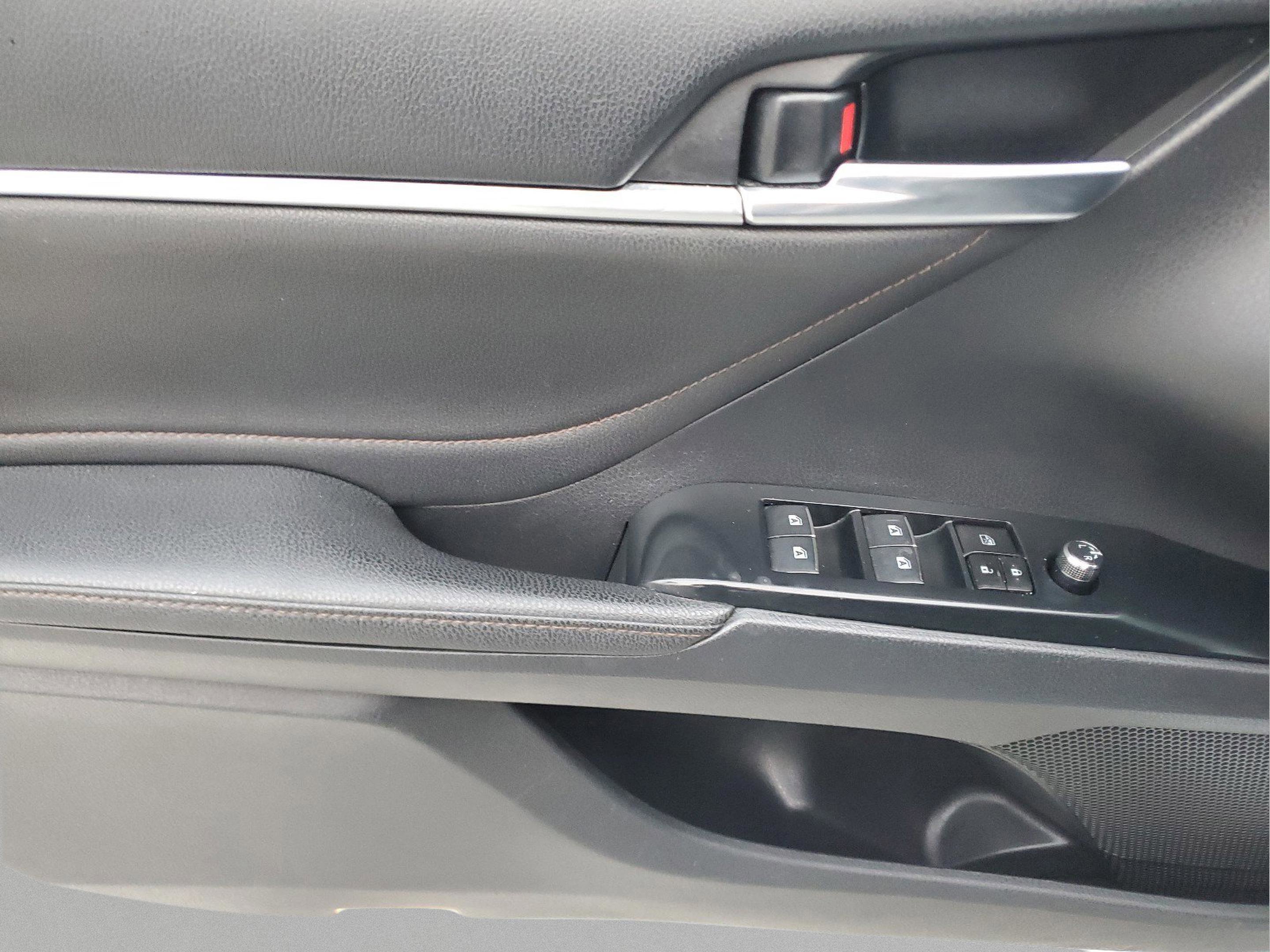 Used 2018 Toyota Camry XLE image 16