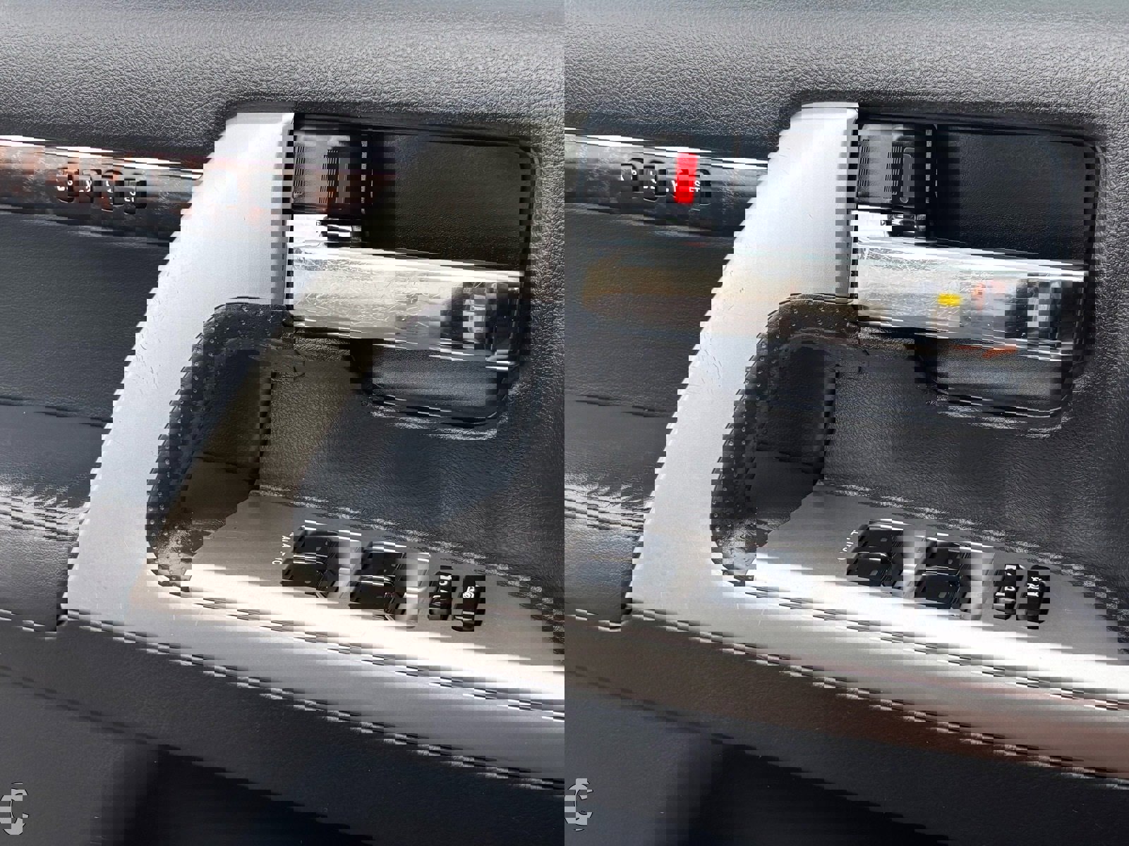 Used 2013 Toyota Land Cruiser image 21