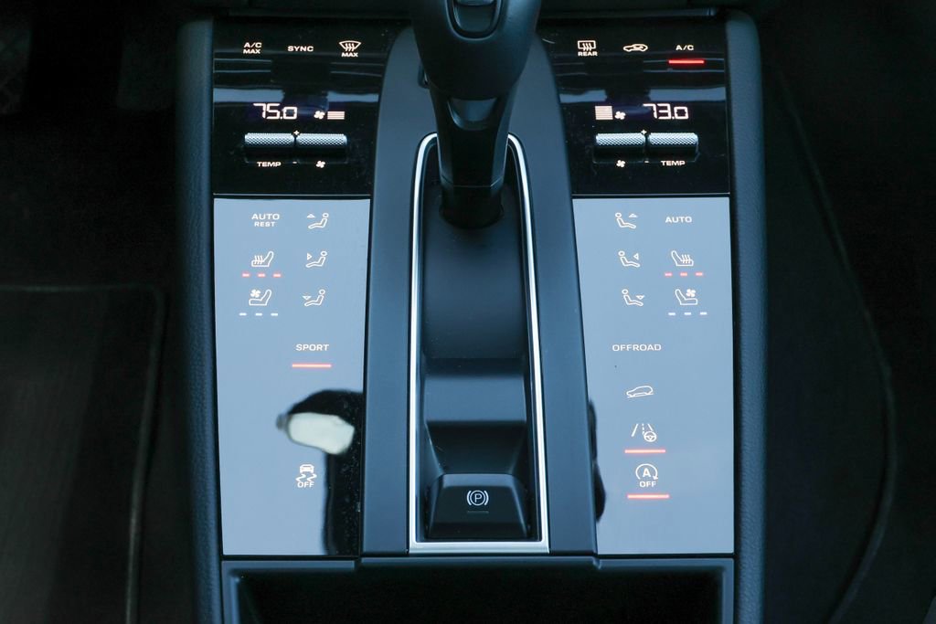 Certified 2025 Porsche Macan image 32