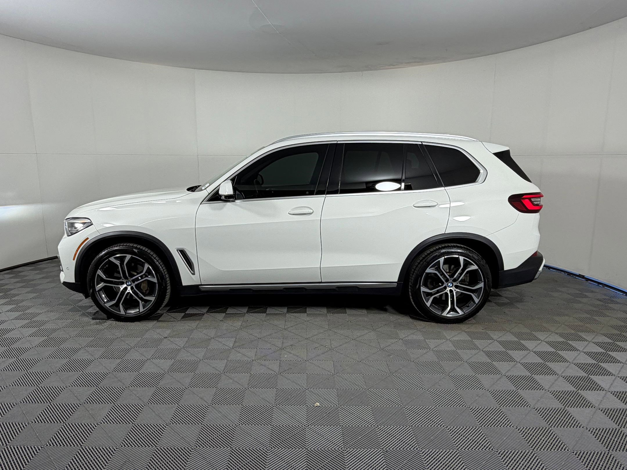 Used 2023 BMW X5 sDrive40i w/ Parking Assistance Package image 2