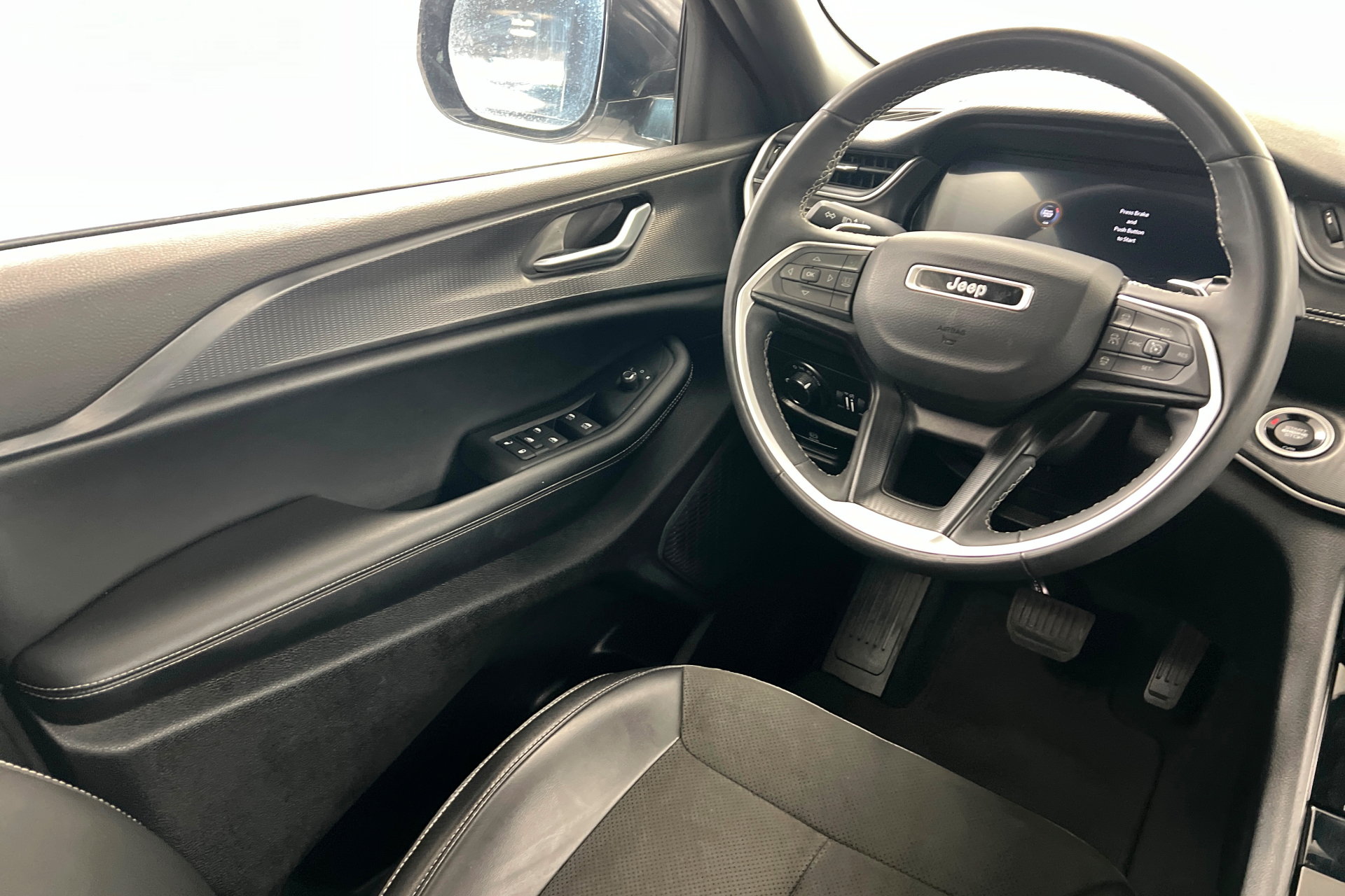 Used 2023 Jeep Grand Cherokee L Laredo AWD/4WD image 12