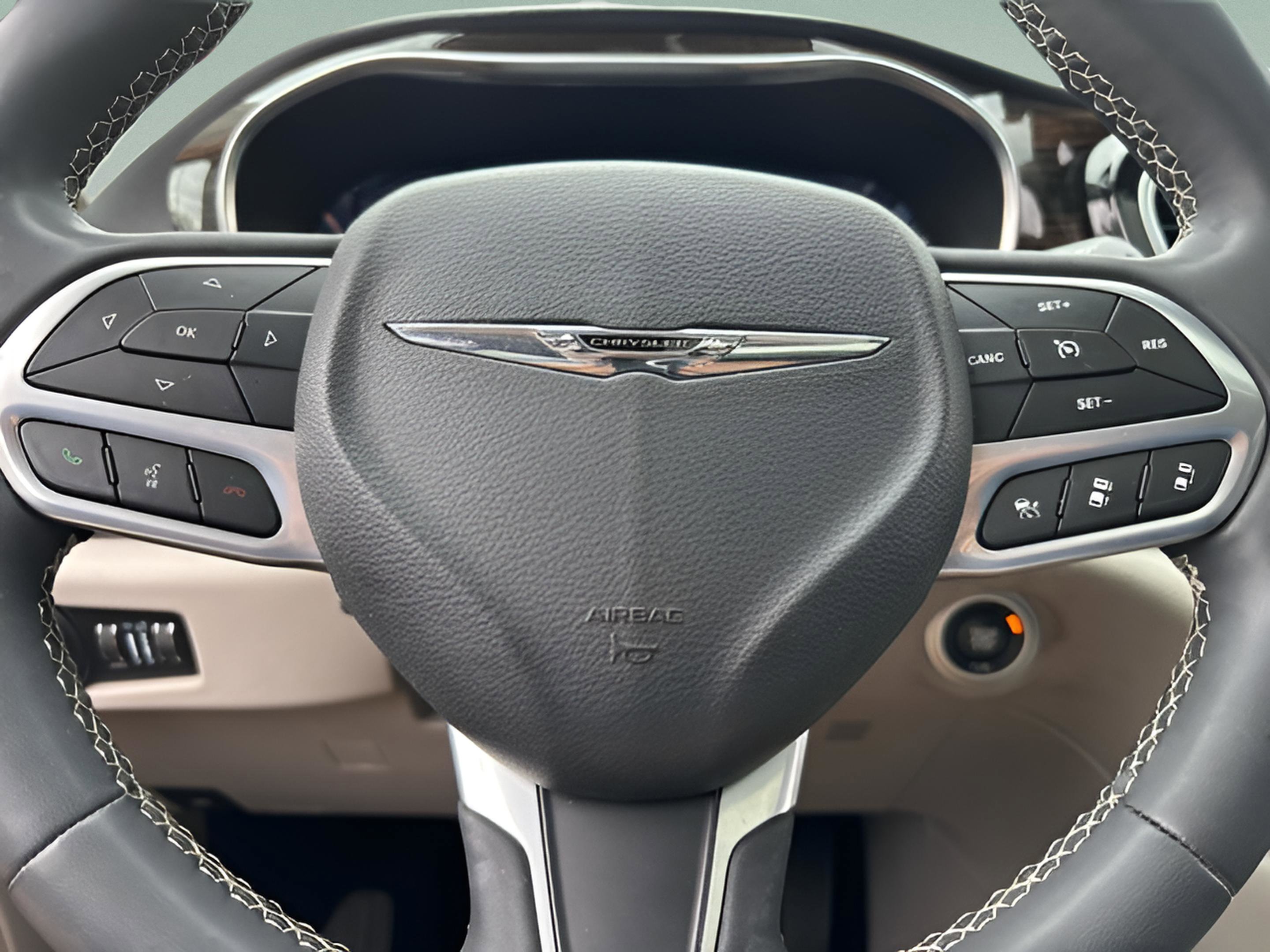 Used 2022 Chrysler Pacifica Limited w/ Uconnect Theater Family Group image 25