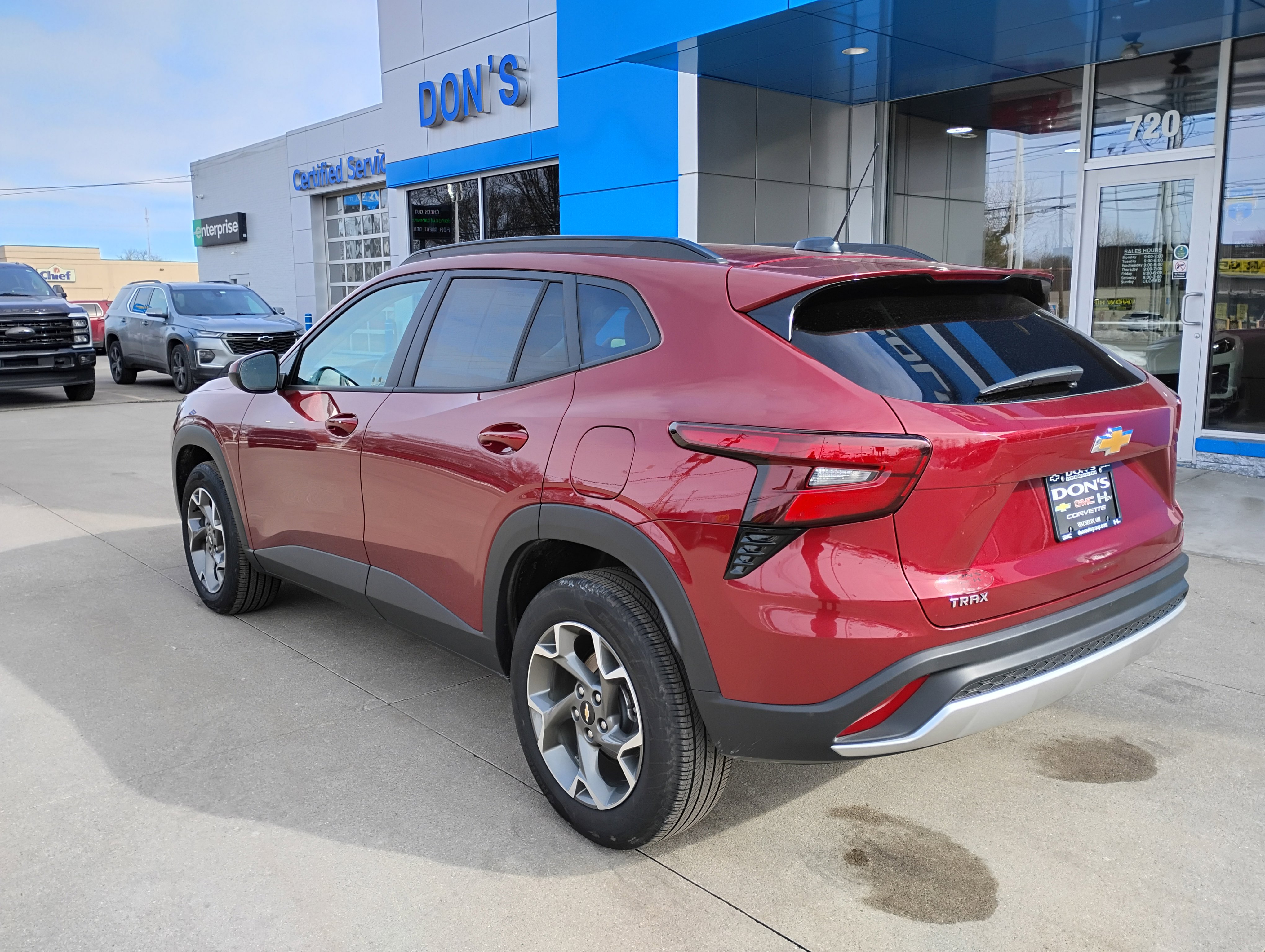Used 2025 Chevrolet Trax LT w/ LT Convenience Package image 2