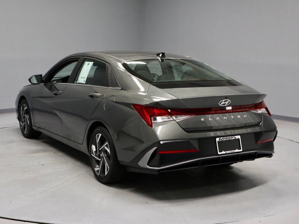 Used 2025 Hyundai Elantra SEL FWD image 9