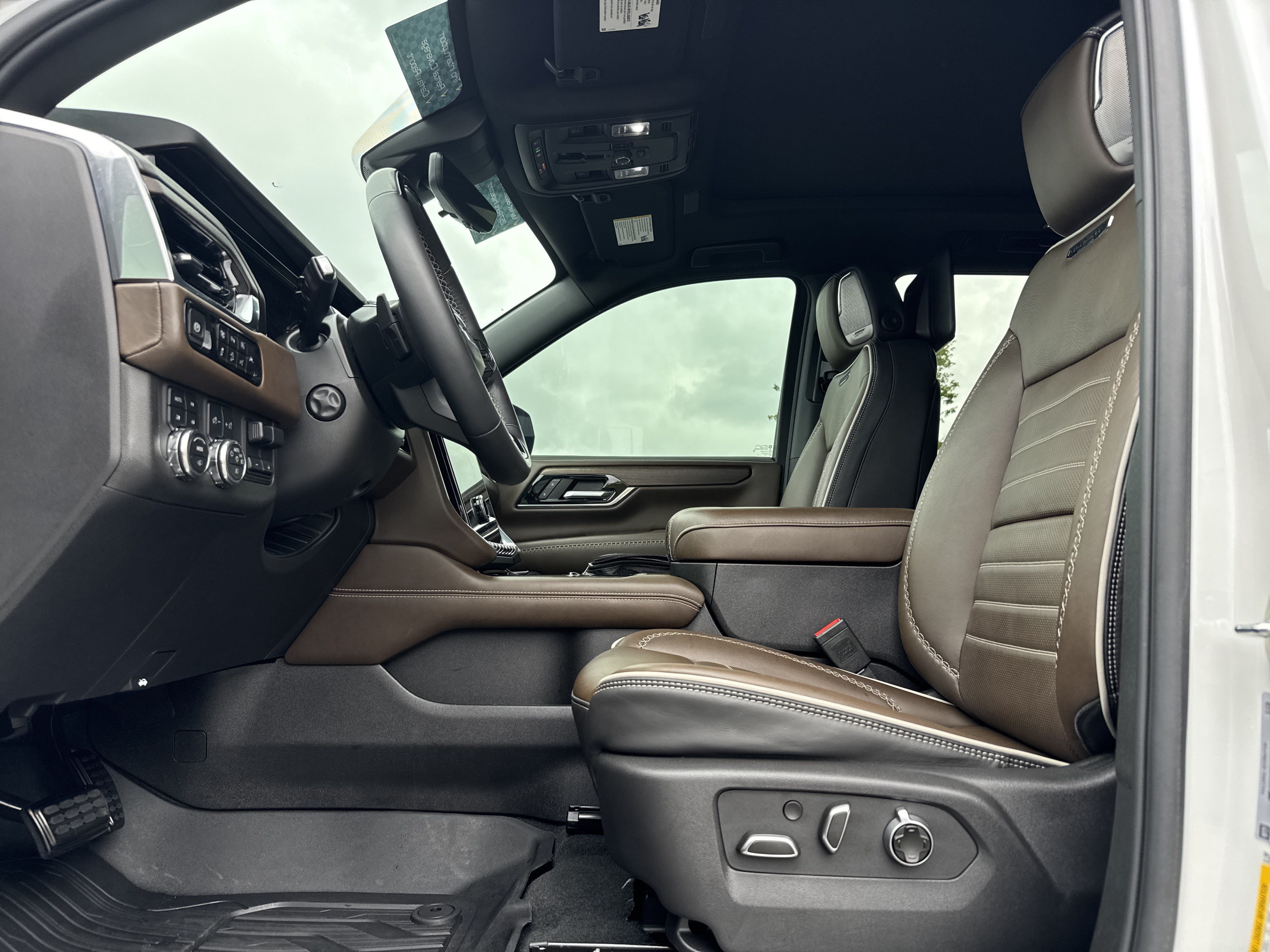 Used 2025 GMC Yukon Denali Ultimate AWD/4WD image 16